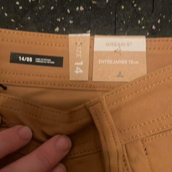 Halle II Short Earthbound with 5” inseam  Womens sizes NWT - Picture 8 of 8